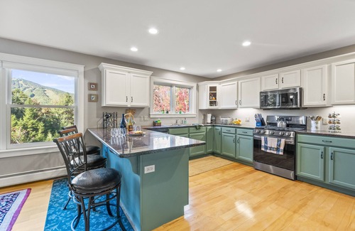 West Dover House | Perfect for your winter getaway! Two minutes to Mount Snow! Sleeps up to ten.