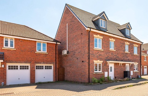 Wootton Bassett House | Perfect for contractors, families, 4 beds, parking