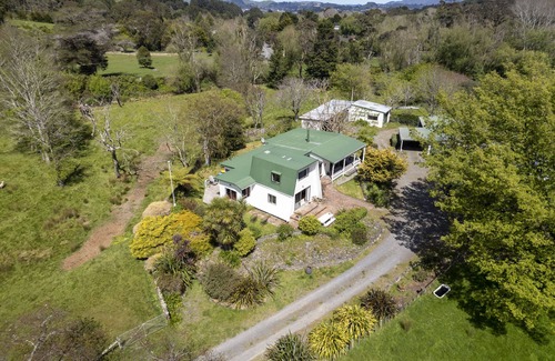 Porirua Cottage | Perfect getaway from the hustle and bustle of city life.