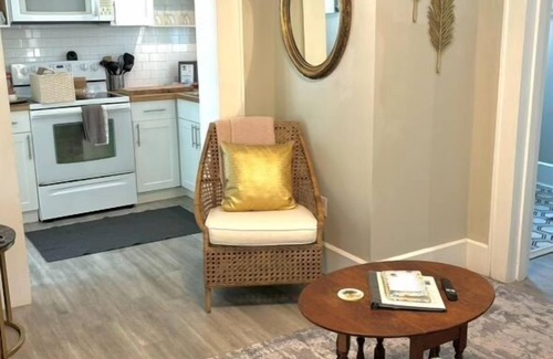 Historic Uptown House | Perfect Getaway+ Bikes+Patio-Close2Beach+pickleball