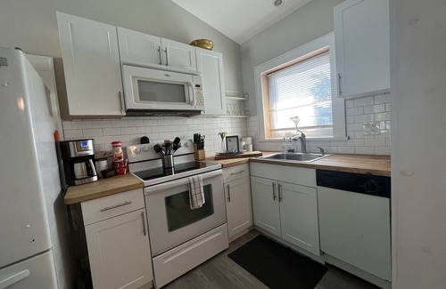 Historic Uptown House | Perfect Getaway+ Bikes+Patio-Close2Beach+pickleball