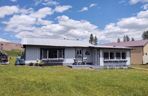 Seeley Lake Cottage | Perfect Getaway | Convenient & Affordable | Long-term Guests Welcome!
