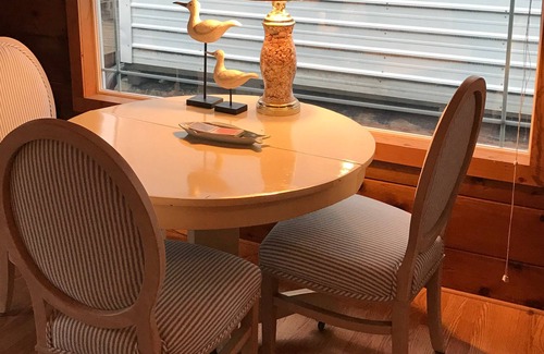 Bayview House | Perfect Getaway For Couples. Unique FLOAT HOME with STELLAR VIEWS!