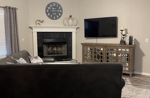 Farmington House | Perfect Getaway for Game Weekend!