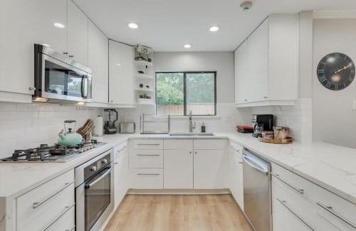 Plano House | Perfect Getaway Home w 5 Bedrooms & Backyard Oasis