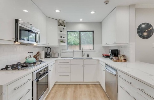 Plano House | Perfect Getaway Home w 5 Bedrooms & Backyard Oasis
