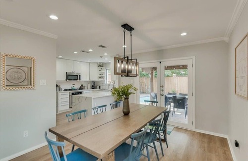 Plano House | Perfect Getaway Home w 5 Bedrooms & Backyard Oasis