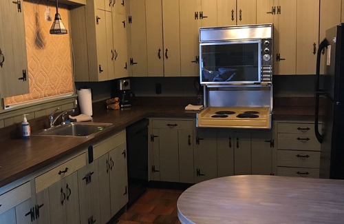 Wilmington House | Perfect Getaway just minutes to Mt Snow plus a Hot Tub!