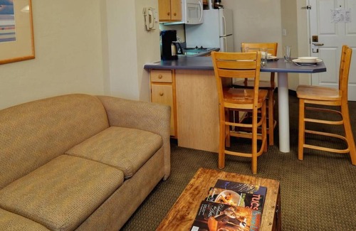 Palo Verde House | Perfect Getaway! Kitchen, Pool, Near Rialto Theatre