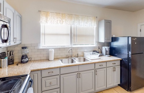 East Riverside Cottage | Perfect getaway near town w/ spacious interior & central AC in a great location