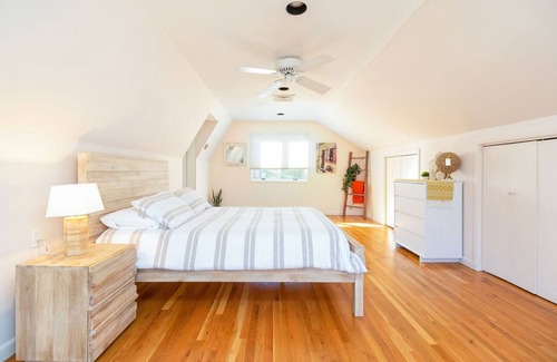 Cutchogue House | Perfect Getaway. Pool. Beach walks. Vineyards. Apple & Pumpkin picking.