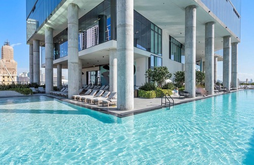 Downtown Miami Apartment | Perfect Group Stay: 6BR/2 Kitchens/2 Living Rooms
