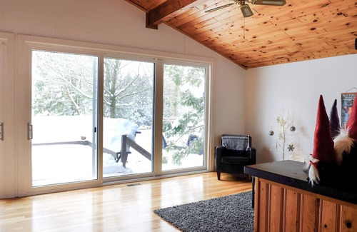 Grey Highlands Cottage | Perfect hideaway: all-season, open concept cottage overlooking Lake Eugenia