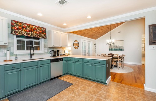 Wildwood Mountain Cottage | Perfect Highlands Getaway! HOT TUB, Firepit, Zip-line, Close to EVERYTHING!