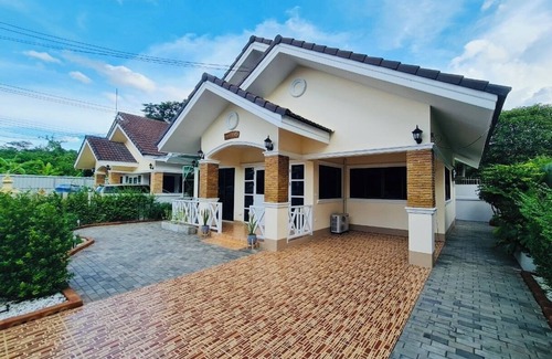 Saraphi House | Perfect Home 15 mins from airport.