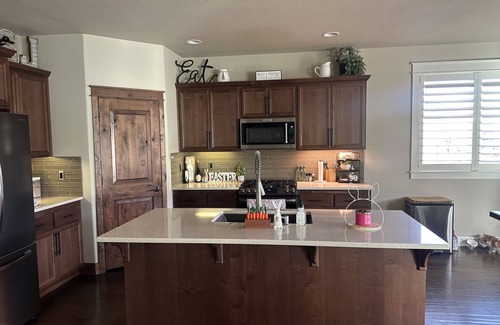 Eugene House | Perfect home away from home! Valley Views & close to town!