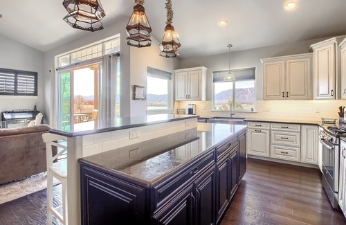 Monument House | Perfect Lake and Mountain Views!