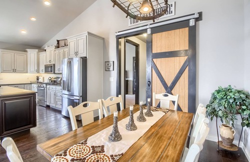 Monument House | Perfect Lake and Mountain Views!