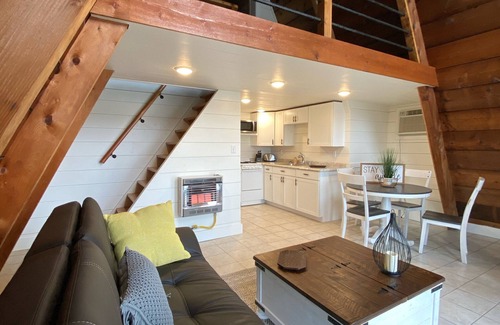 Waterloo House | Perfect lake front cottage! Now with stairs to the water!