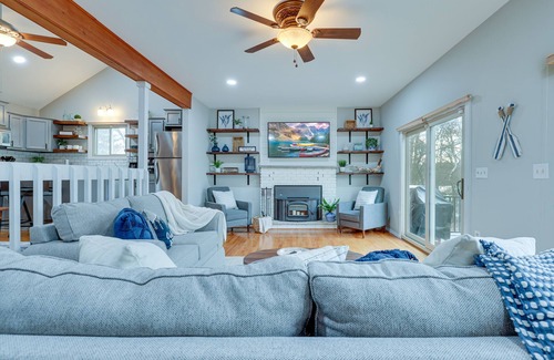 Long Pond House | Perfect Lakefront Poconos Retreat 5 mi. to Camelback + Kalahari - Hottub+Firepit