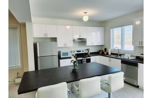 Wasaga Beach House | Perfect Large 4 bedroom 3 bathroom, Blue Mountain, Wasaga Beach Loft resort!