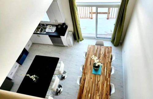 Wasaga Beach House | Perfect Large 4 bedroom 3 bathroom, Blue Mountain, Wasaga Beach Loft resort!
