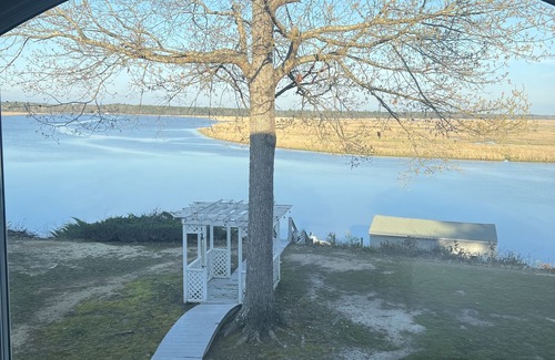 West Point House | Perfect large river retreat -views, bunkroom, firepit, playset -by Williamsburg!