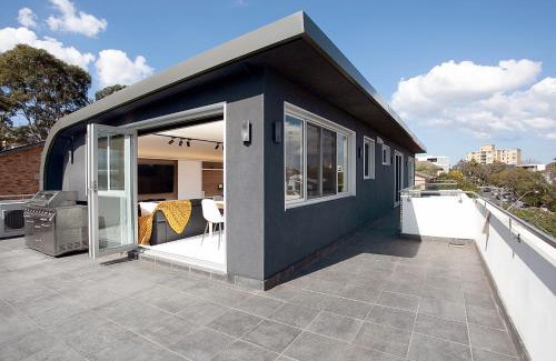 Cremorne Apartment | Perfect Located 2-Bed with Spacious Balcony & BBQ