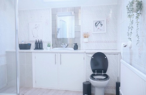 Thorpe Satchville House | Perfect Location: 2-Bed Home by Leicesters King Power Stadium & City Centre!