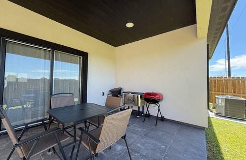 Palmhurst House | Perfect location 3-bedroom house with AC in charming Mission. Gated Community.