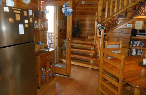 Gatlinburg - Pigeon Forge Cabin | Perfect location between Gatlinburg, Pigeon Forge, and the Great Smoky Mountains