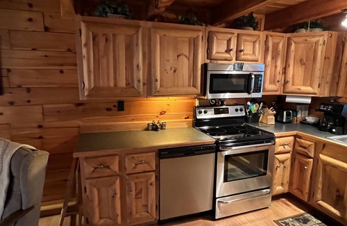 Gatlinburg - Pigeon Forge Cabin | Perfect location between Gatlinburg, Pigeon Forge, and the Great Smoky Mountains