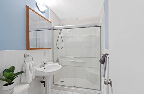 Ottawa Division House | Perfect Location- Few Steps to Algonquin College -Private Room - Girl Only House