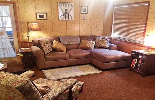 Forest Falls Cabin | Perfect Location! Hiker's and Dogs (2) Paradise.! Walk to Trails!