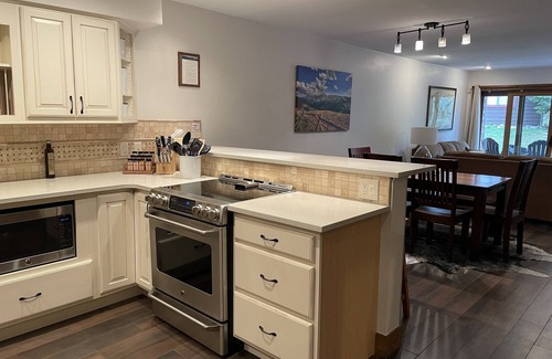 Historic District Condo | Perfect location off 4 o'clock run, Walk to Mainstreet, Ski-In, Shared Hot Tub
