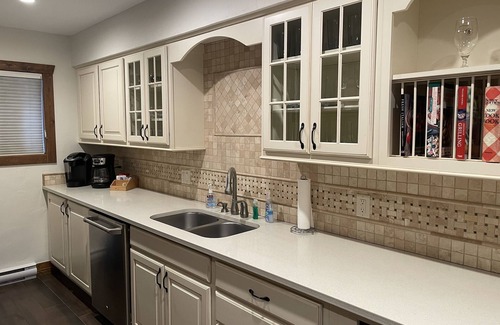 Historic District Condo | Perfect location off 4 o'clock run, Walk to Mainstreet, Ski-In, Shared Hot Tub