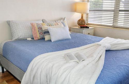 Historic Old Northeast Apartment | Perfect Location Vinoy Beach Getaway Sun and fun