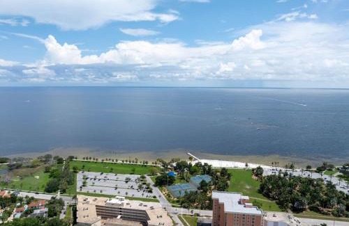 Historic Old Northeast Apartment | Perfect Location Vinoy Beach Getaway Sun and fun