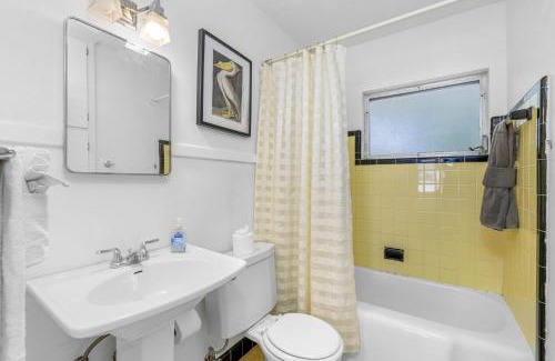 Historic Old Northeast Apartment | Perfect Location Vinoy Beach Getaway Sun and fun