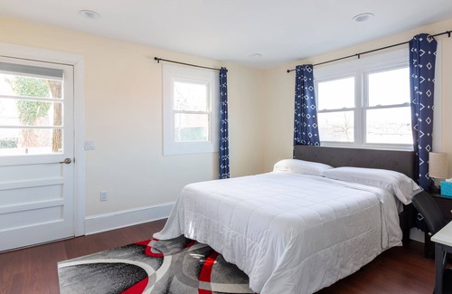 Tarrytown House | Perfect Location w/ River Views Tarrytown 8 BR/4BA
