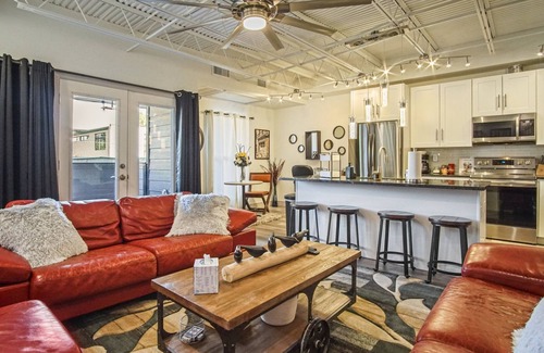 Midtown Condo | Perfect Luxury Condo in Midtown! Great Amenities!