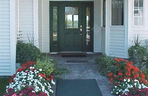 Fifth Ward Apartment | Perfect "Mini-cation", Sleeps 4, Kitchenette, Deck/GasGrill, Big Yard, Kids/Pets