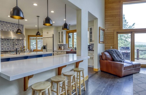 Truckee House | Perfect Mountain Escape, Great Views & Hot Tub