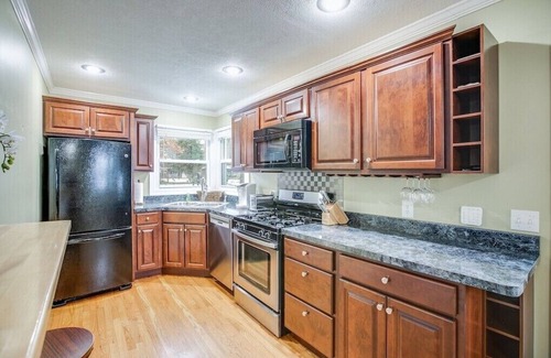 Wooded Estates House | Perfect Notre Dame Weekend Space <> 10 Min Walk to Campus