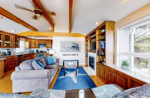 Gleneden Beach House | Perfect oceanfront beach getaway with amazing views - walk to the beach