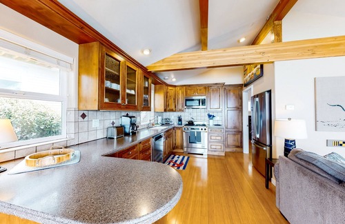 Gleneden Beach House | Perfect oceanfront beach getaway with amazing views - walk to the beach