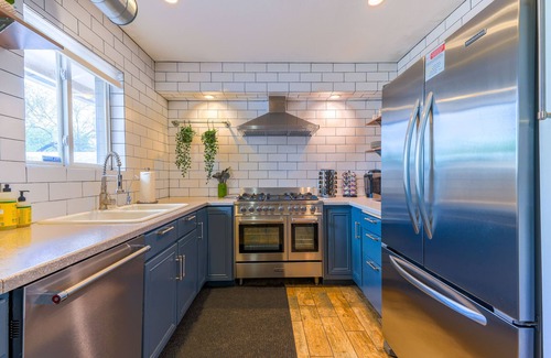 Village Grove House | Perfect Old Town Location! Low Fees! Pool Heating Included. Good Vibes!