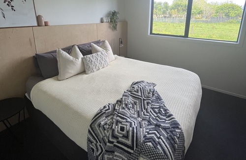 Te Kowhai House | Perfect place to stay, close to the city but with scenic views