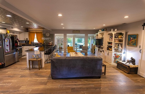 Palm Valley House | Perfect & Private - 2 lg bedrooms, huge kitchen, hot-tub & more "Summer Special"
