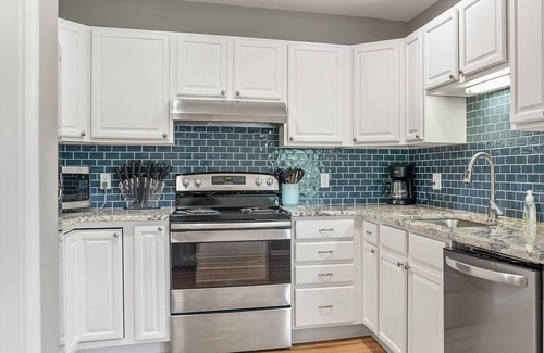 Port Royal House | Perfect Retreat - 10 mins to Parris Island + Walk to Coffee Shops & Restaurants